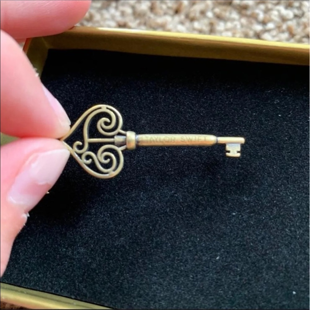 Taylor Swift Silver Key Necklace - Picture 8 of 12